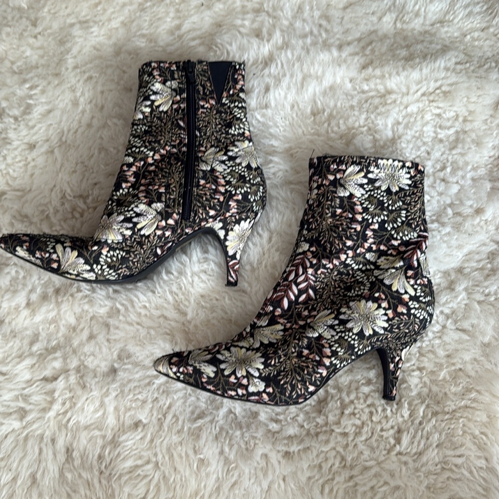 Floral Tapestry Embroidered Pointed Ankle Boots - Picture 5 of 6